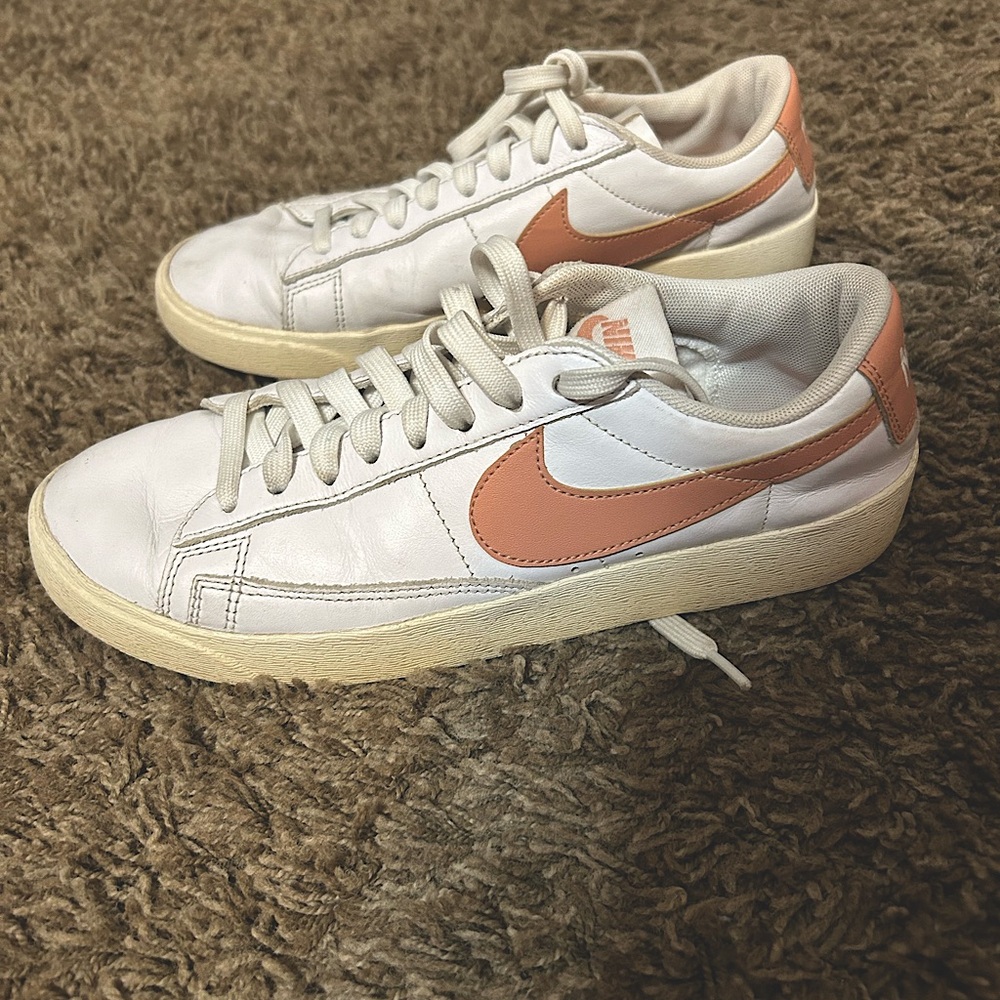 Nike blazer low white leather pink rose gold